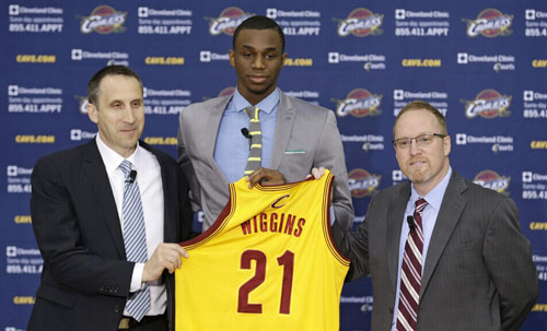 上海海港足球俱乐部举行2025赛季出征仪式（上海海港开启2025赛季征程，出征仪式启幕）